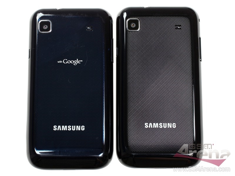 Сравнение Samsung Galaxy S Plus и Samsung Galaxy S  - вид сзади.