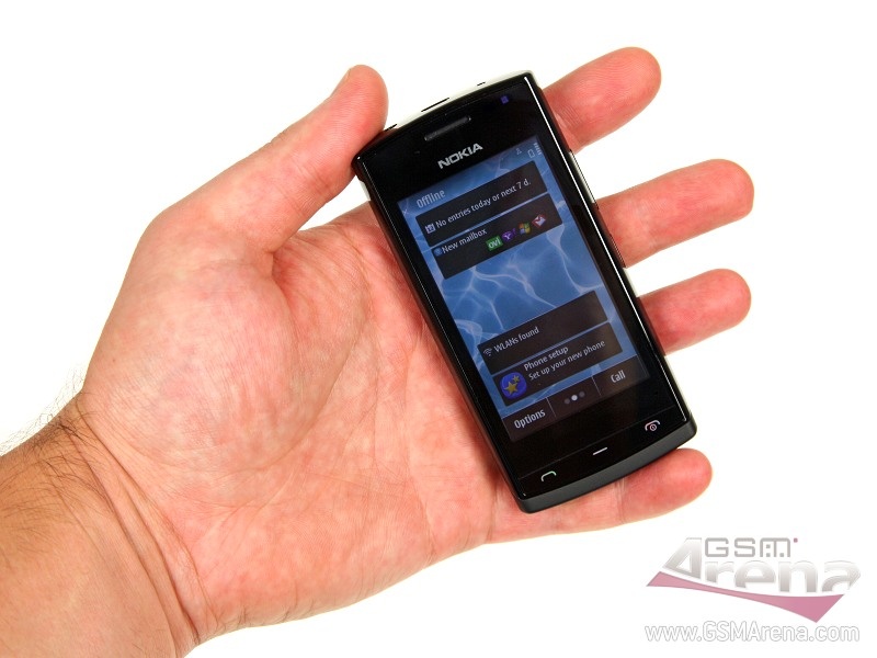 Nokia 500 в руке