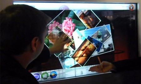 47-дюймовый прозрачный дисплей LG поддерживает multi-touch
