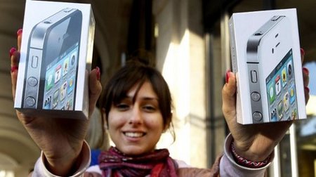 Количество проданных iPhone 4S за первые выходные превысило 4 миллиона
