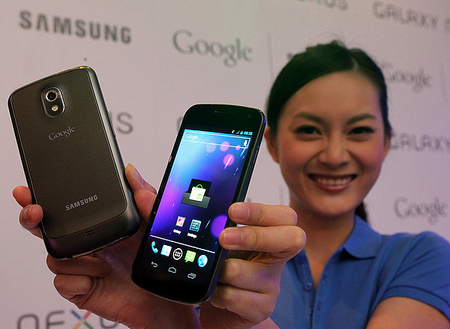 Galaxy Nexus: первый смартфон на платформе Android 4.0