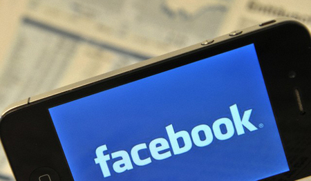 Facebook — самый популярный социальный ресурс среди владельцев смартфонов