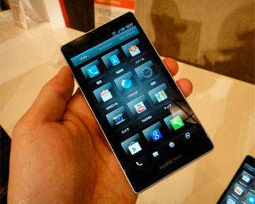 Kyocera представила смартфон с поддержкой технологии костной звукопроводимости