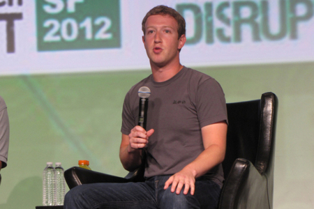 Глава Facebook не считает выпуск смартфона целесообразным