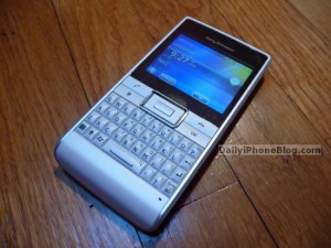 Sony Ericsson Faith  - коммуникатор с QWERTY клавиатурой