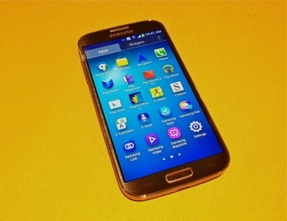 Samsung выпустила смартфон Galaxy S4 с функцией распознавания взгляда