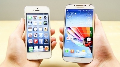 Apple и Samsung будут увеличивать экраны устройств